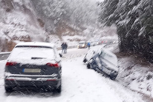 Los bomberos asisten a pasajeros de 40 veh�culos atrapados por la nieve en Nav�s (Lleida)