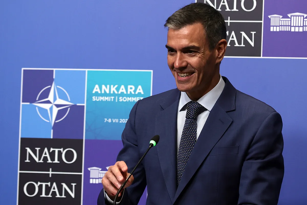 Sánchez y Trump mantienen una conversación en la OTAN para hablar de fútbol y golf en pleno choque y amenazas por el gasto en Defensa