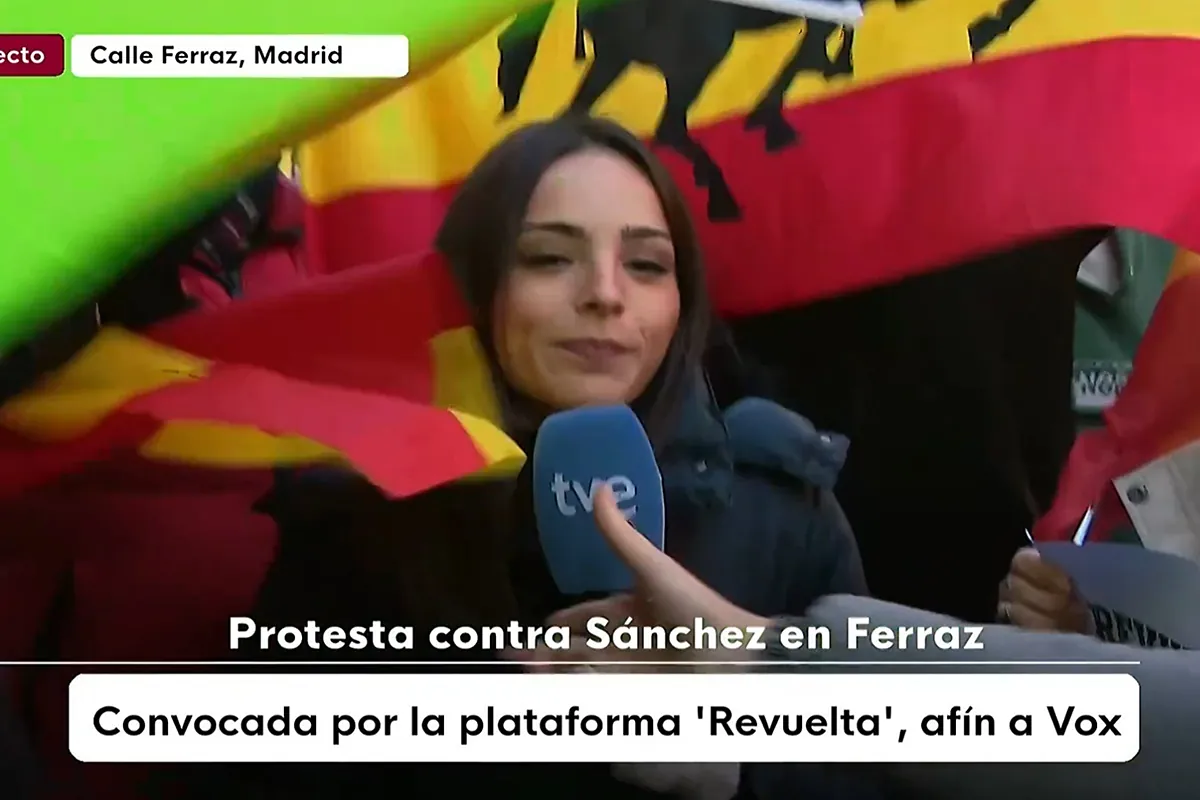 Insultos y acoso a una periodista de RTVE mientras cubría en directo la ...