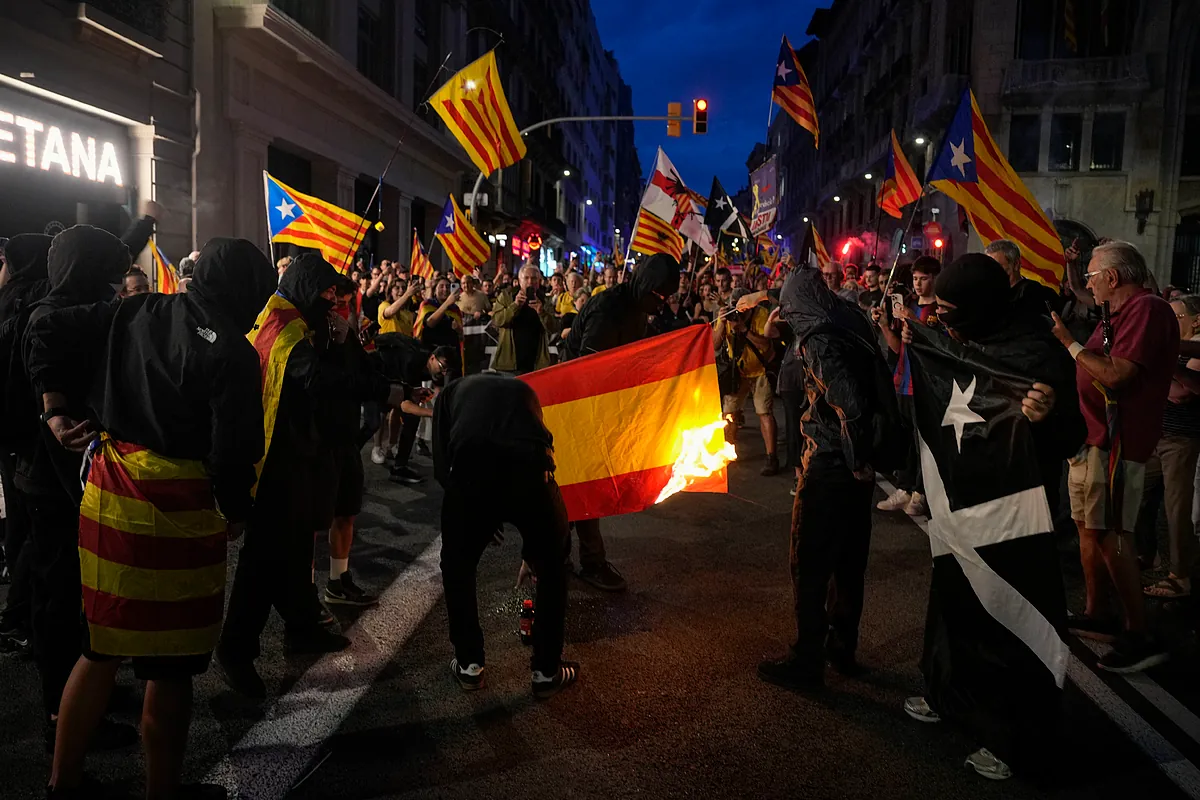 Contenedores quemados y altercados frente a la Jefatura Superior de Policía de Via Laietana y en Urquinaona por el noveno aniversario del 1-O