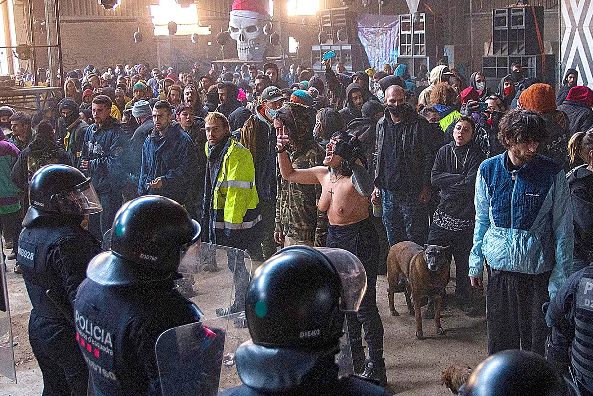 Una 'rave' interminable en el polígono: la nueva tradición de Fin de Año que empezó en Llinars y en plena pandemia