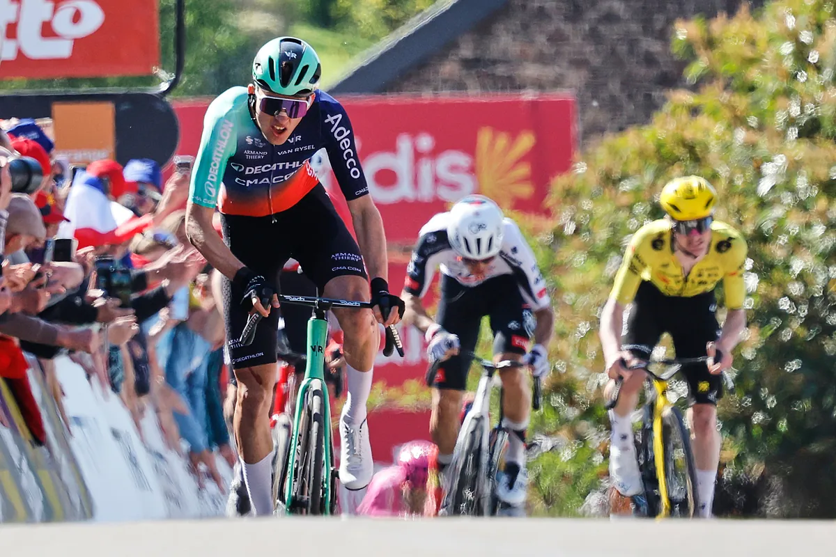 El fenómeno Paul Seixas continúa asombrando con un debut triunfal en la Flecha Valona y también reta a Pogacar