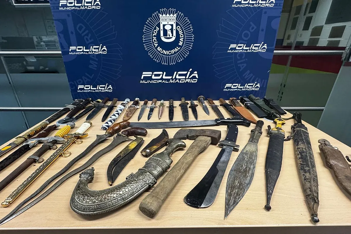 La Policía Municipal requisa 140 armas blancas y 37 armas prohibidas en una tienda del centro de Madrid