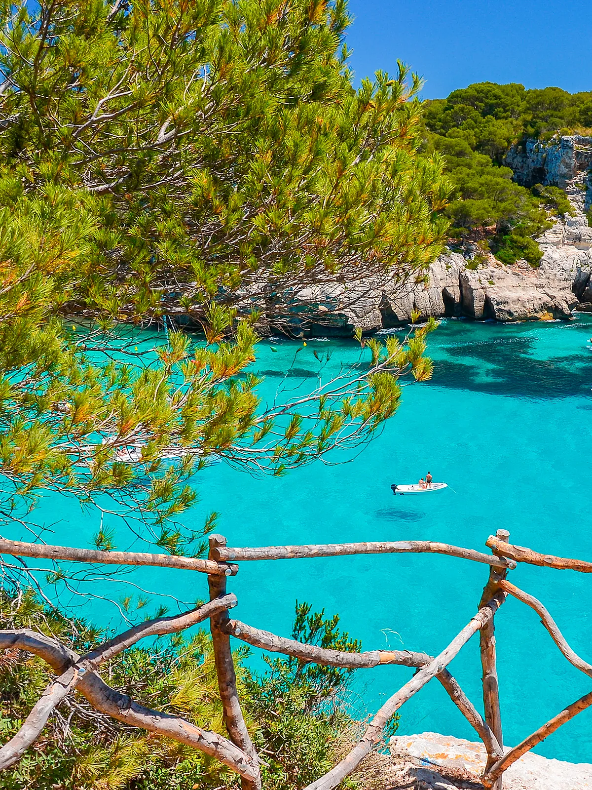 Guía para no perderse ni un imprescindible de la Menorca más chic, el paraíso que se pinta en azul y sabe a langosta