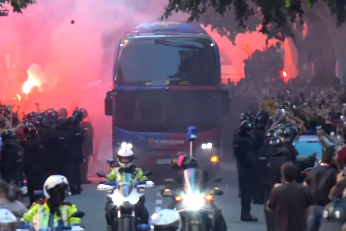 La afición del Barça apedrea el autobús de su propio equipo pensando que era el del Real Madrid