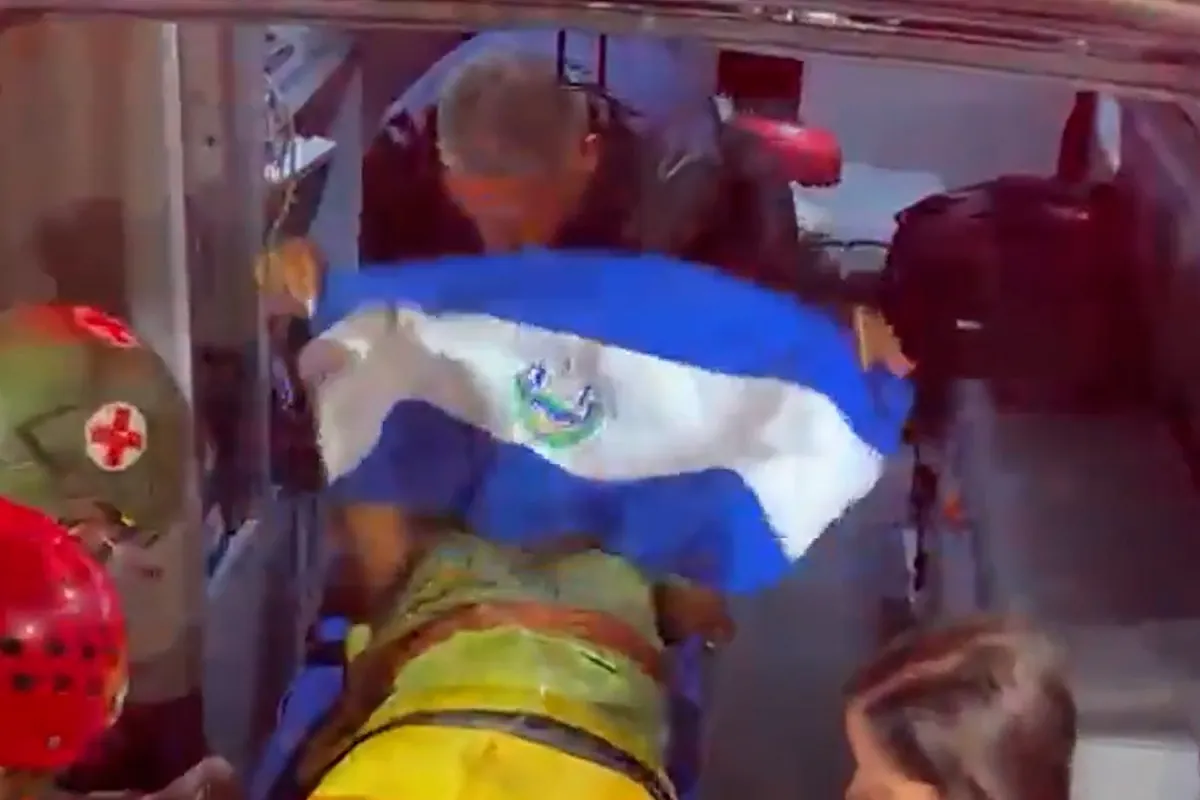 Equipos de rescate salvadoreños logran sacar de entre los escombros a una mujer