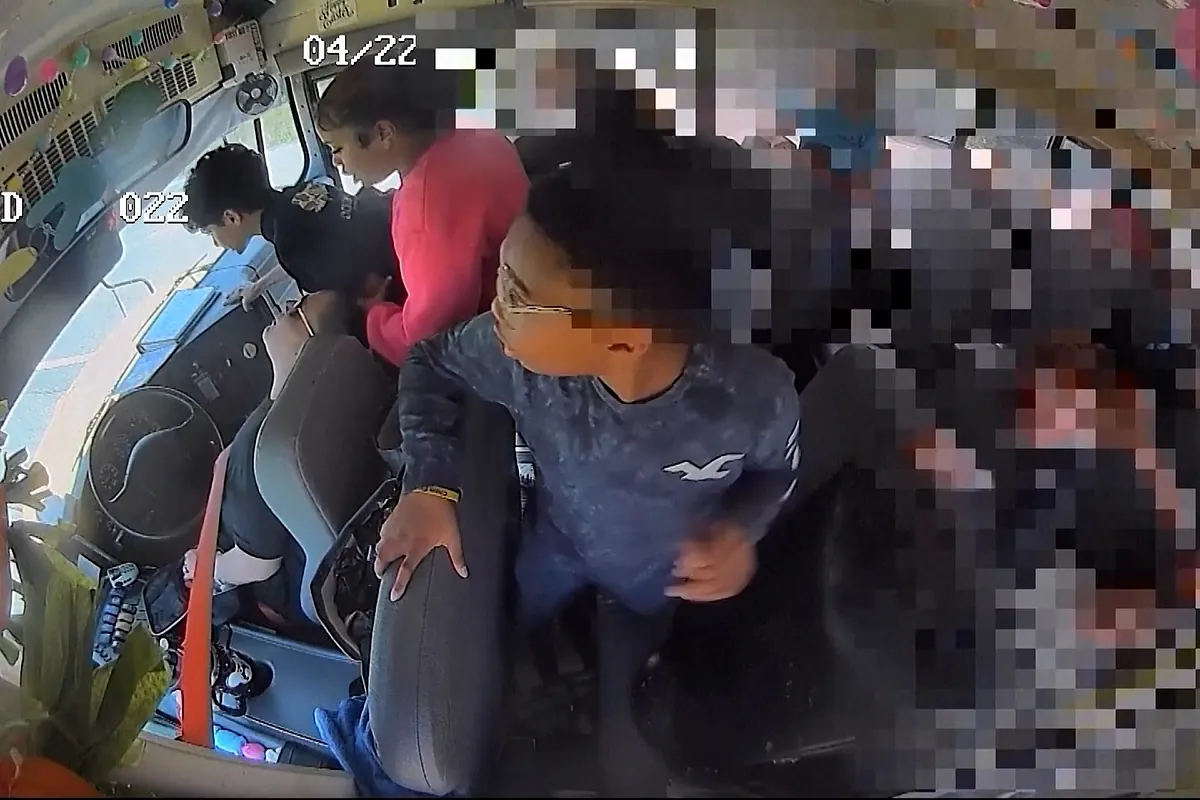 La conductora se desmaya y unos niños conducen el autobús hasta ponerse a salvo