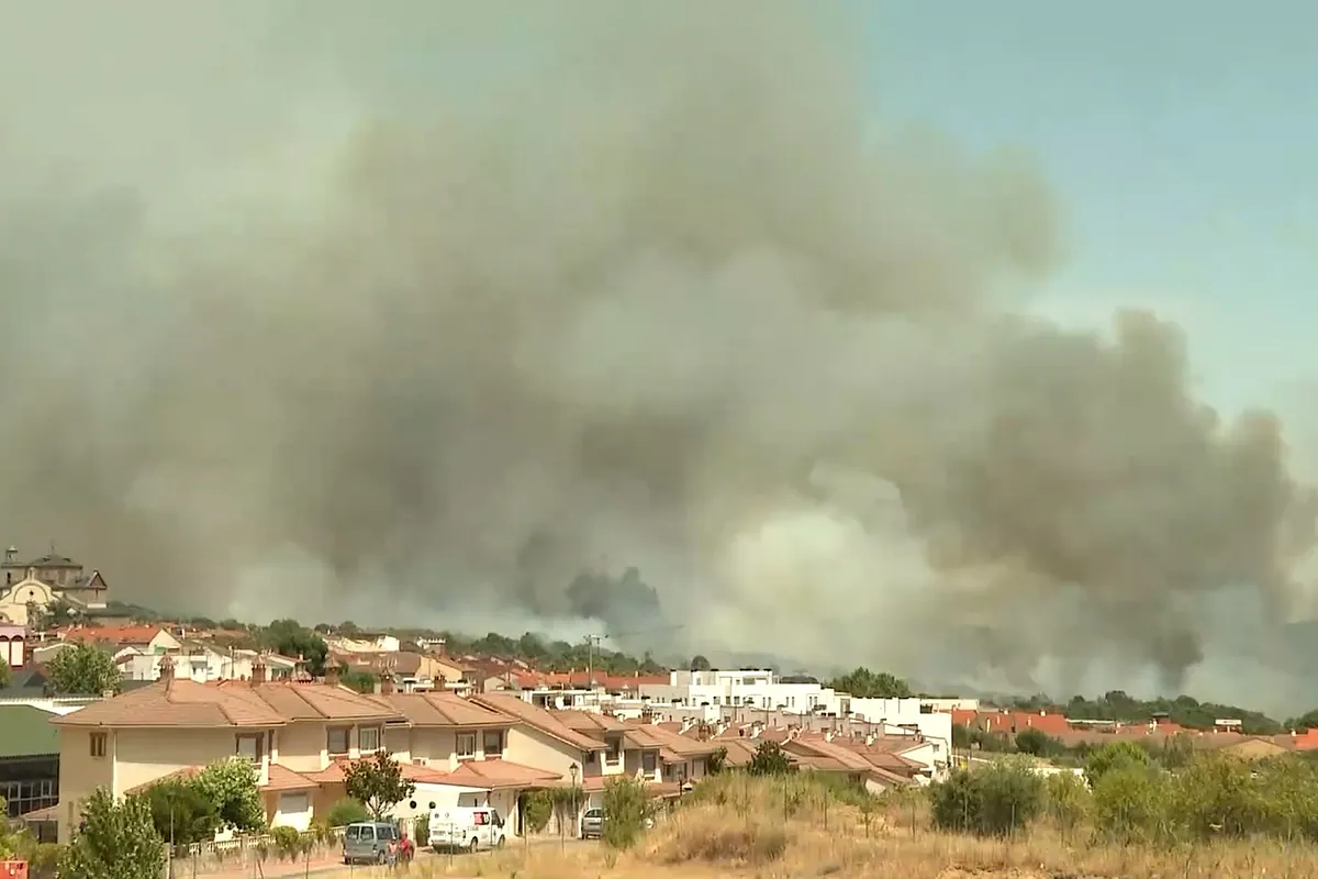 Los efectos del incendio forestal en San Martín de Valdeiglesias a causa de un coche ardiendo en la M-501