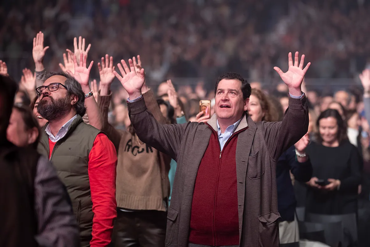 El fervor religioso desborda el Movistar Arena con miles de cristianos rezando la Oración de la Misericordia: "No hay nadie con más capacidad de convocatoria que Jesucristo"