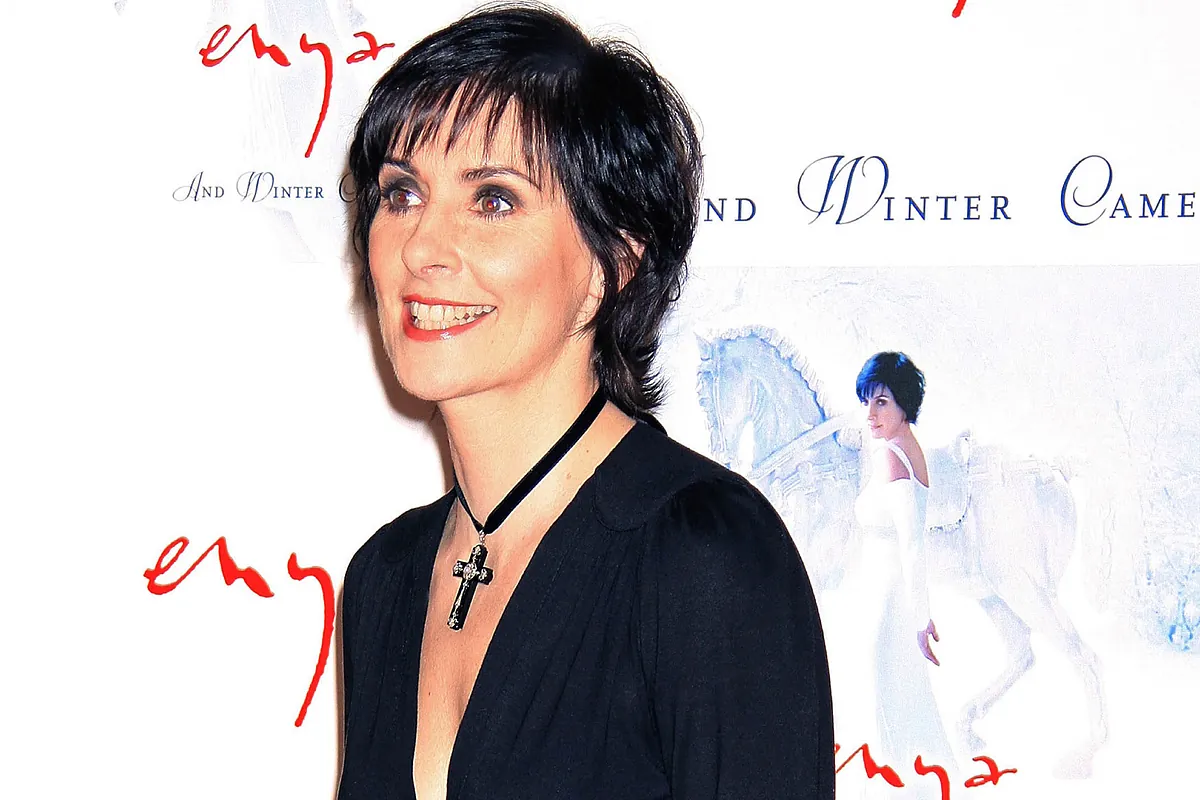 La vida de Enya, una ermitaña con 150 millones de dólares que vive en un castillo con doce gatos y un túnel secreto