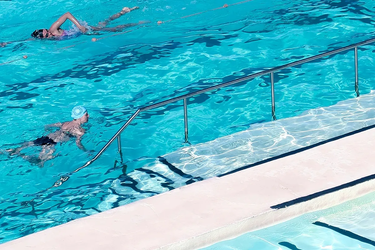 Adiós calor: esta es la piscina más grande de Barcelona con más de 10.000 m2 con zonas ajardinadas y los mejores servicios