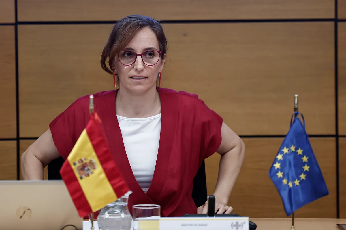 Fuego cruzado entre las CCAA y Mónica García por la reforma de los profesionales sanitarios: "La ministra se ha quedado sola"