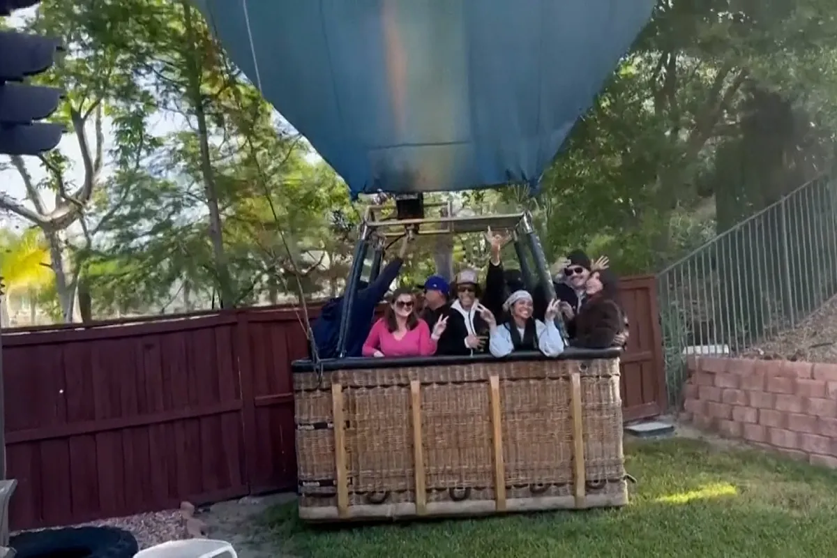 Descubre entre risas que un globo aerostático con 13 personas a bordo ha aterrizado de emergencia en su casa