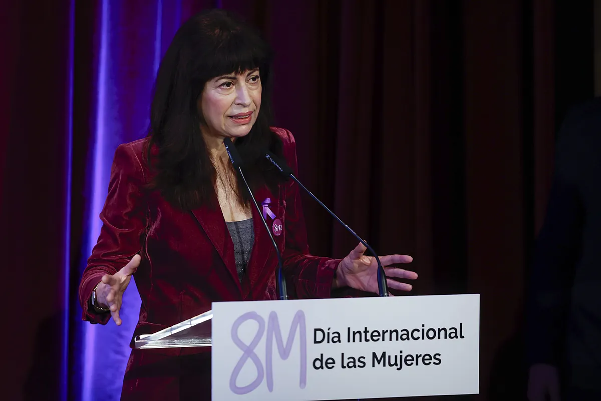 La ministra de Igualdad hace doblete el 8-M por primera vez: acude a ...