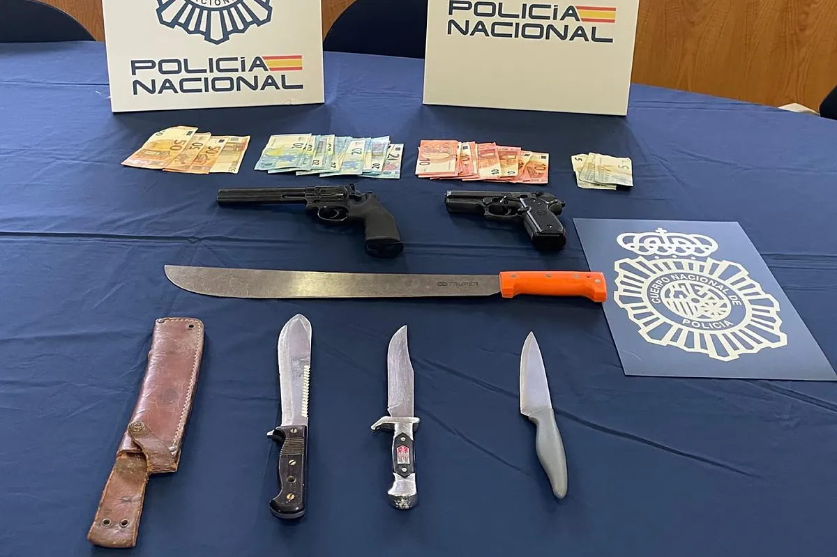 La Policía detiene a cuatro jóvenes con pistolas y machetes en un local de Latina tras una pelea en la que se escucharon disparos
