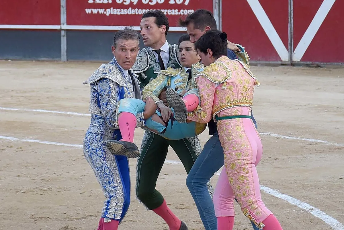 Jornada sangrienta para los novilleros: graves percances en Calasparra y Arganda dejan tres heridos por asta de toro