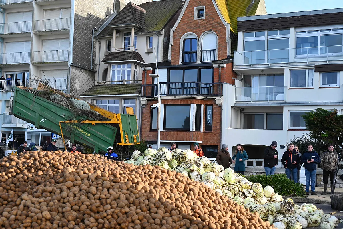 Los agricultores franceses protestan contra el Mercosur frente a casa de playa de Macron