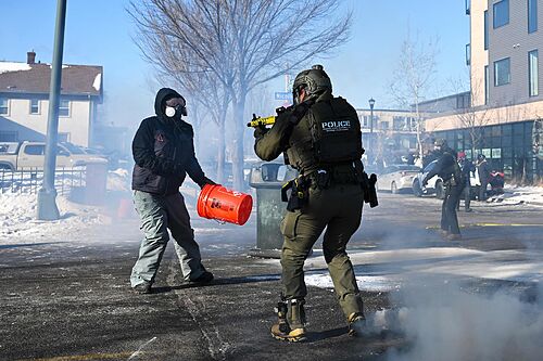 Agentes federales acribillan a otro hombre durante una protesta en Mine�polis