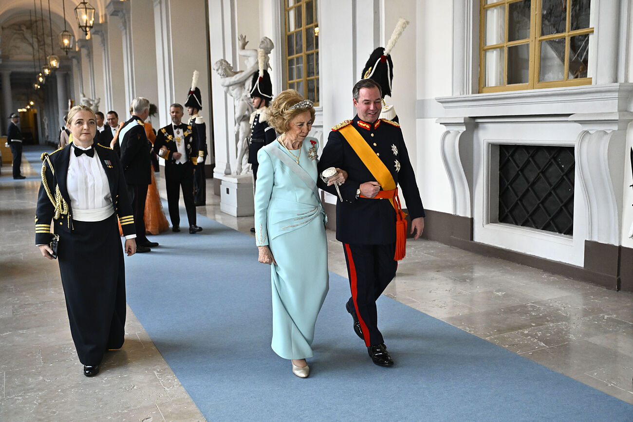 La Reina Em�rita, con un vestido celeste con drapeados en la cadera,...