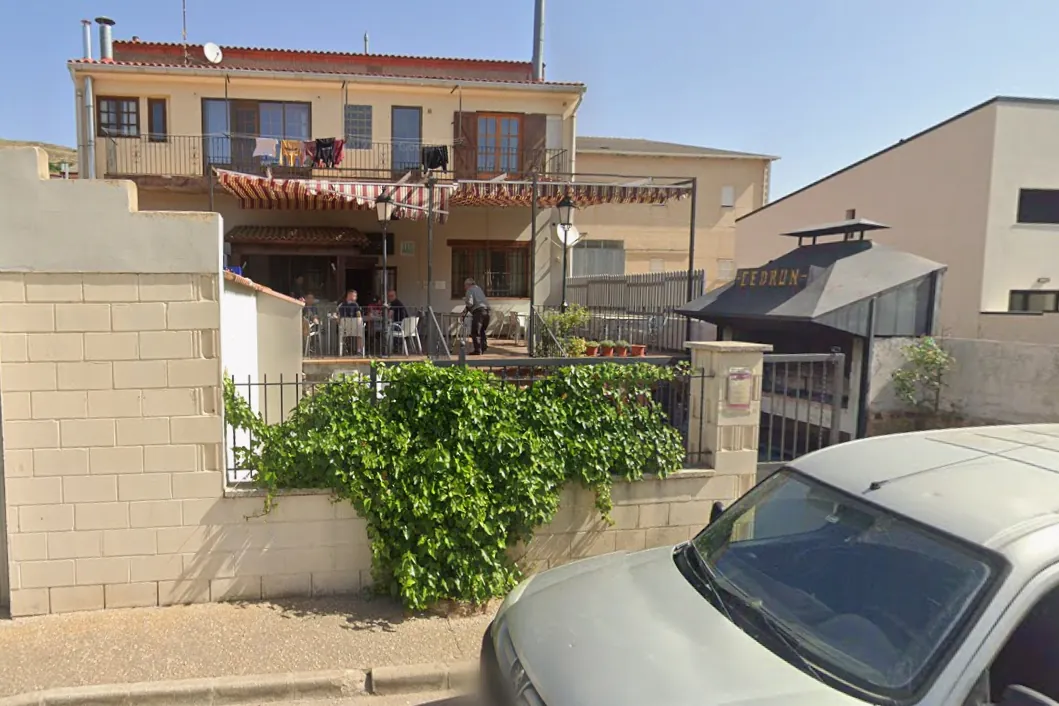 Mueren una mujer de 32 años y una niña de nueve en el incendio de un bar en Cedrillas, Teruel
