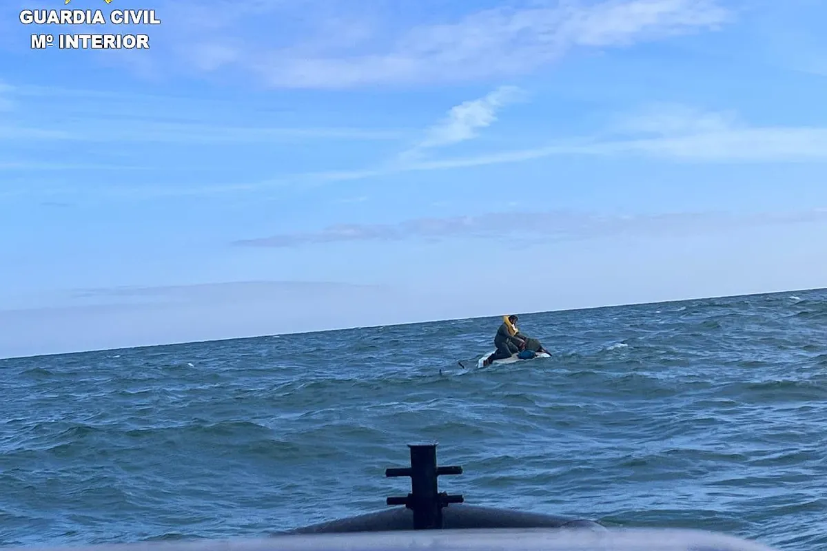 La Guardia Civil rescata a una familia con dos hijos de 7 y 9 años a la deriva tras volcar su velero en la costa de Girona