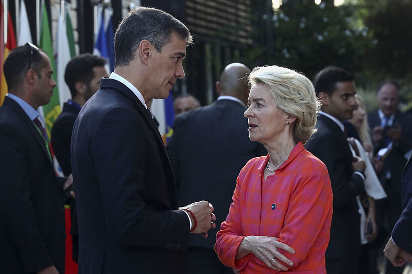 Bruselas frena el optimismo económico del Gobierno: avisa de que España  está en una situación "crítica" en riesgo de exclusión social y en pobreza  infantil | Macroeconomía