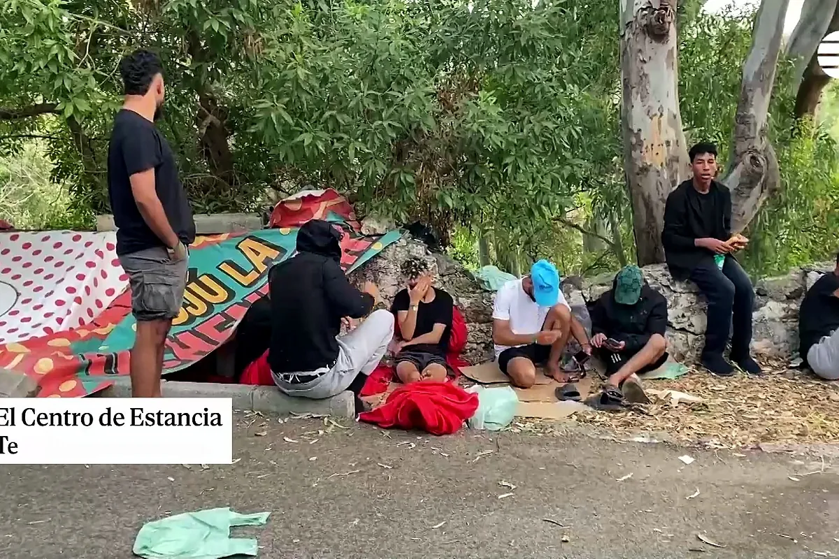 Ceuta, desbordada con más de 400 inmigrantes a las puertas del CETI tras entrar a nado