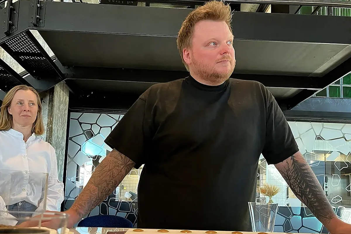 Así es el restaurante Alchemist de Copenhague y su comida distópica: plásticos del mar, pollos enjaulados...