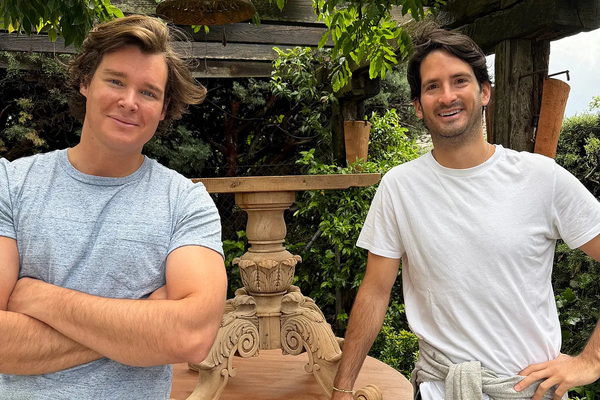 Aitor Gómez, el ex de José Bono Jr. que triunfa restaurando muebles con su novio