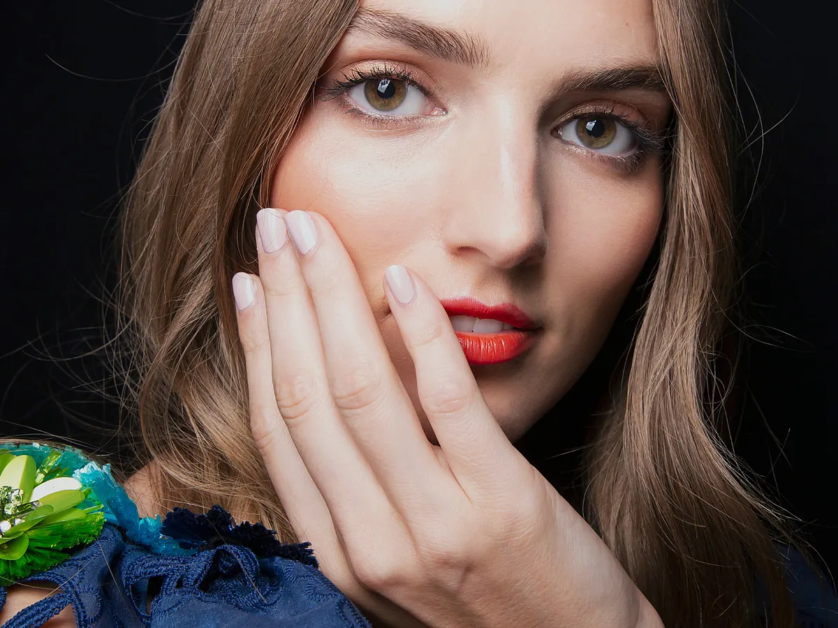 Uñas para invitadas de boda en 2026: 11 diseños elegantes con los que destacar