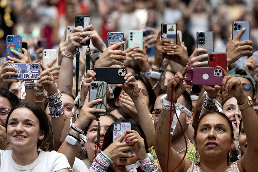 El público graba durante un concierto en Madrid.
