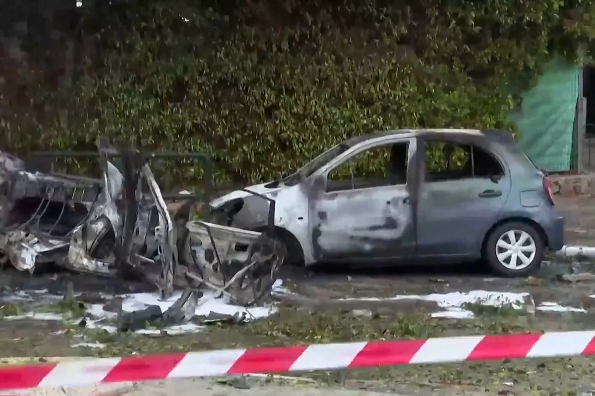 Misiles de Irán golpean Tel Aviv: daños en 23 puntos, sirenas activadas y varios heridos