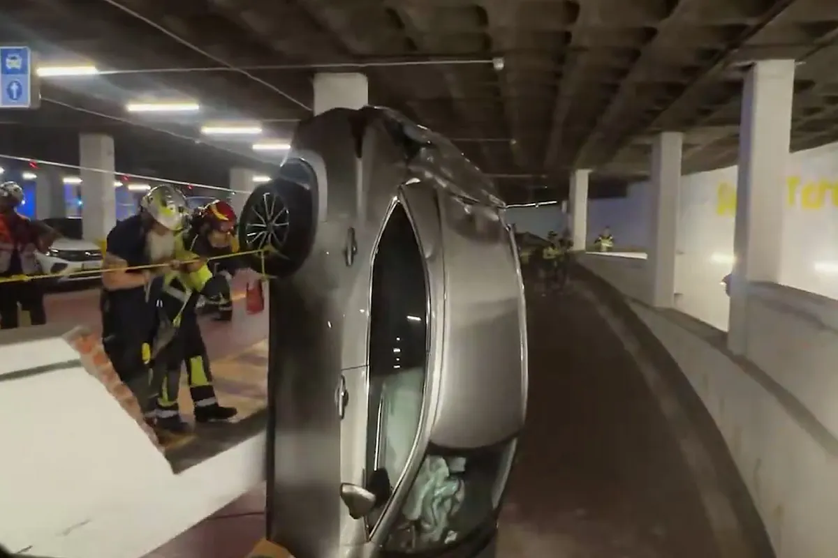 Aparatoso accidente en un parking de Madrid