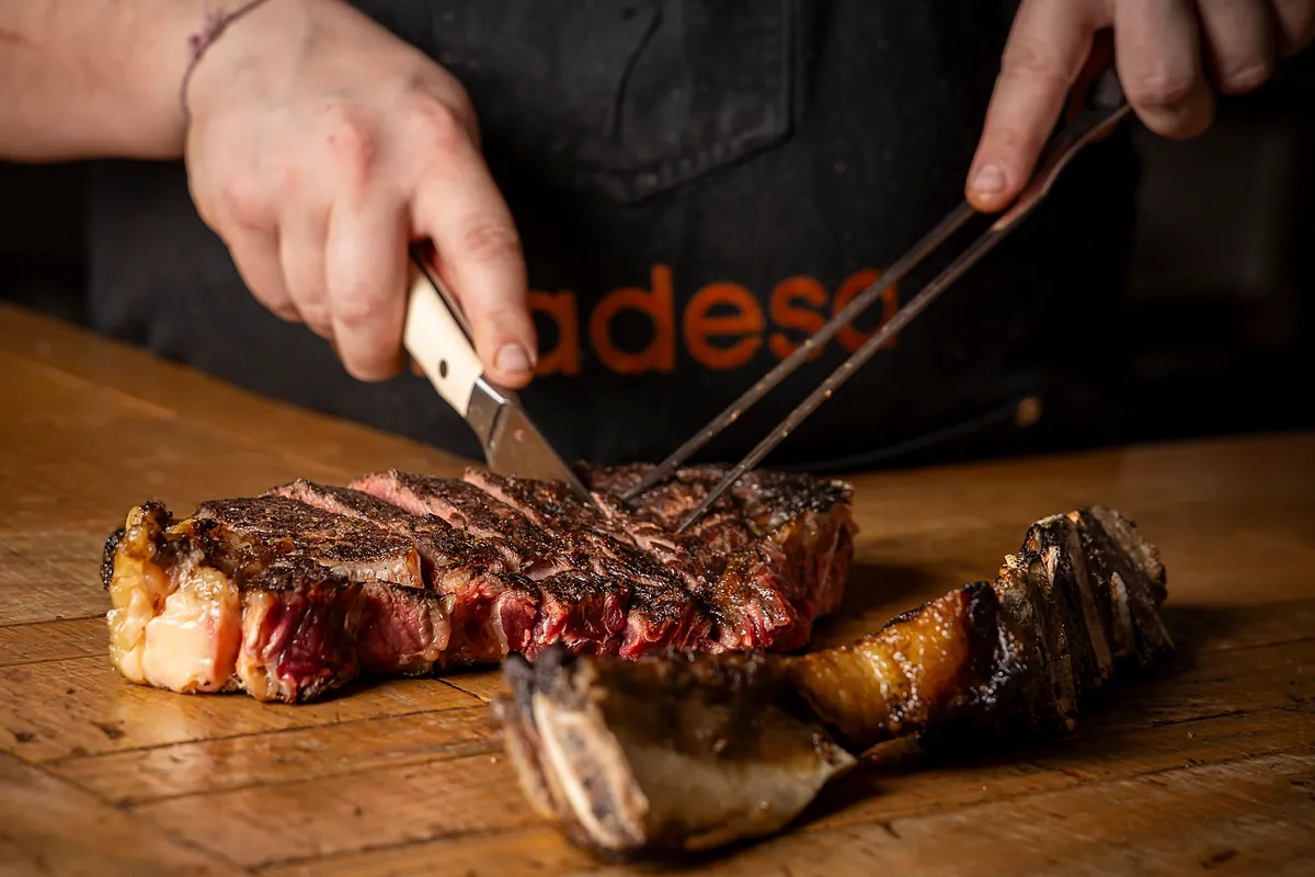 Abadesa, el restaurante de carretera que presume de hacer la chuleta perfecta