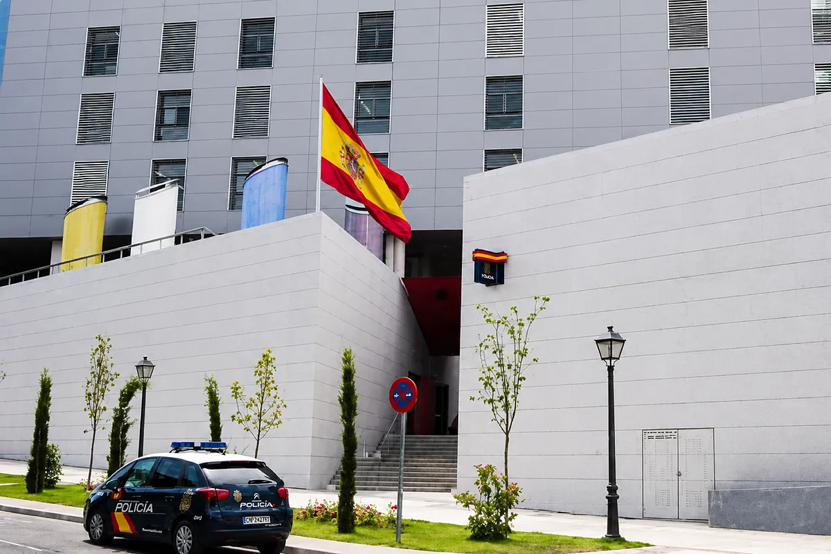 Detenido un policía nacional en Móstoles tras acabar su pistola reglamentaria en manos de un hombre sospechoso de intentar atracar una gasolinera