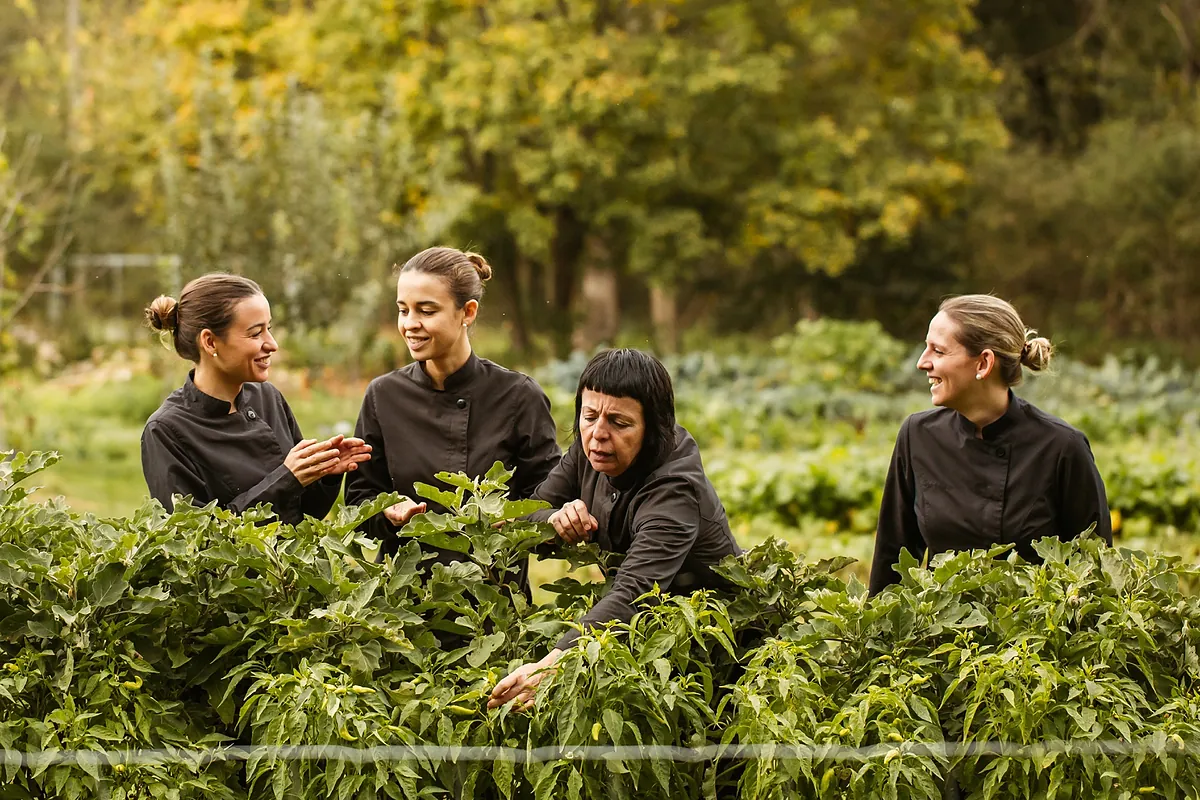 Les Cols, el dos estrellas Michelin con una cocina sostenible que mira al futuro con tres hermanas al frente