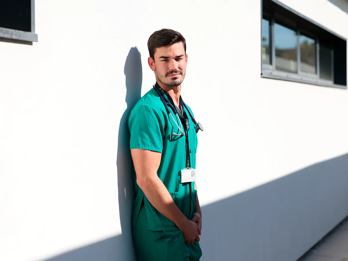 Médicos y enfermeros encadenan jornadas en la atención a los paciente del accidente: "Nadie te prepara para esto. Funcionas con la adrenalina a tope"