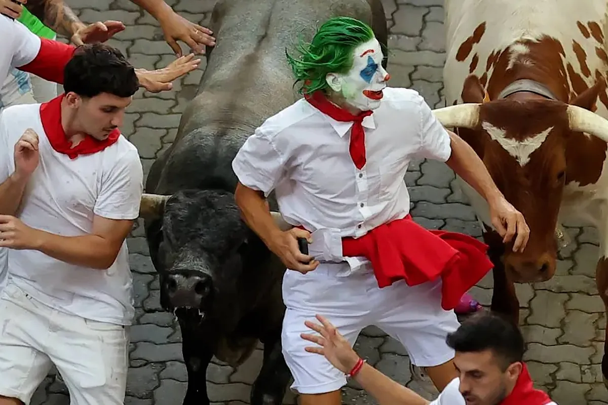 El momento de la detención del corredor viral "Joker de los Sanfermines" por sus imprudencias