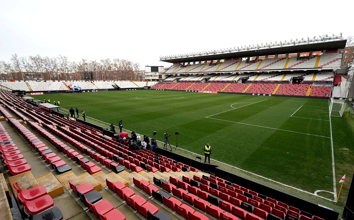 La 'checklist' de ocho tareas pendientes en Vallecas en la víspera del regreso del Rayo: limpieza de fachadas, inventarios y un "croquis" de la grada visitante