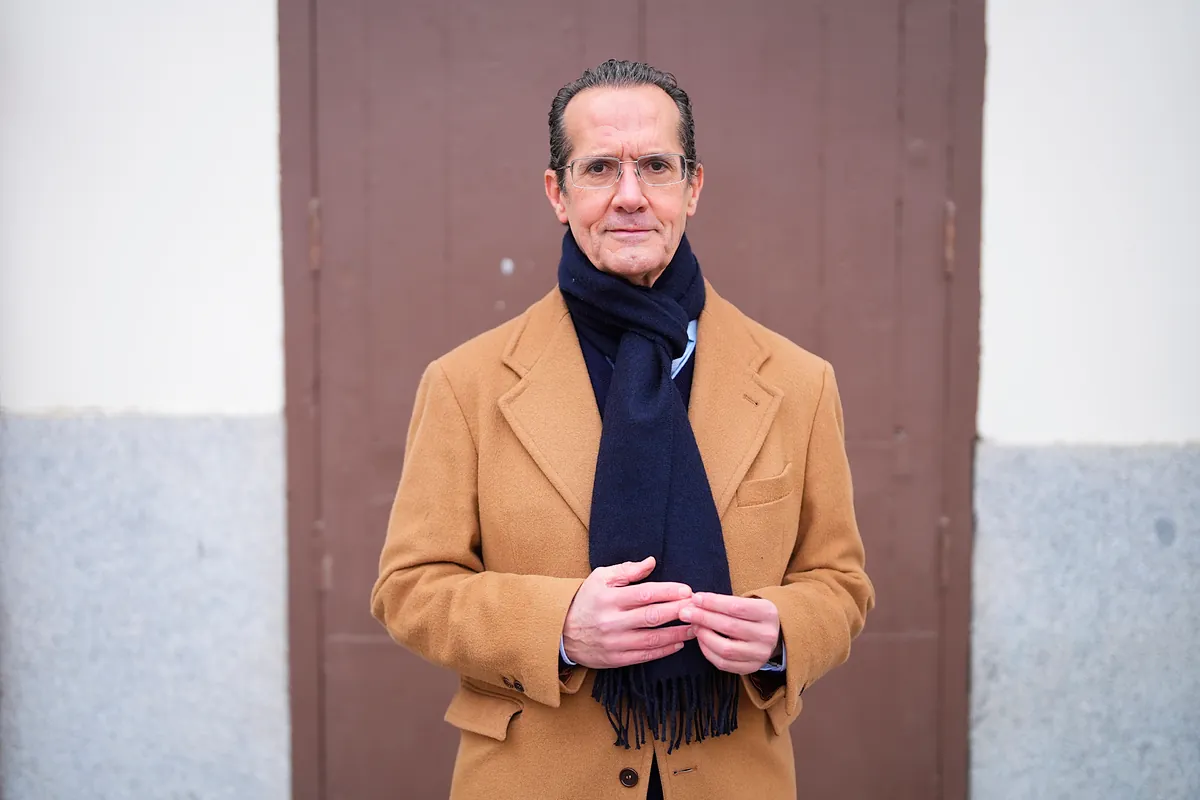 Hermenegildo Altozano, el anarcocapitalista que regaló una corbata a Fidel Castro y es hijo de un espía de Franco: "Que la solución para las pensiones sea traer inmigrantes demuestra su estafa. Necesitas incautos"