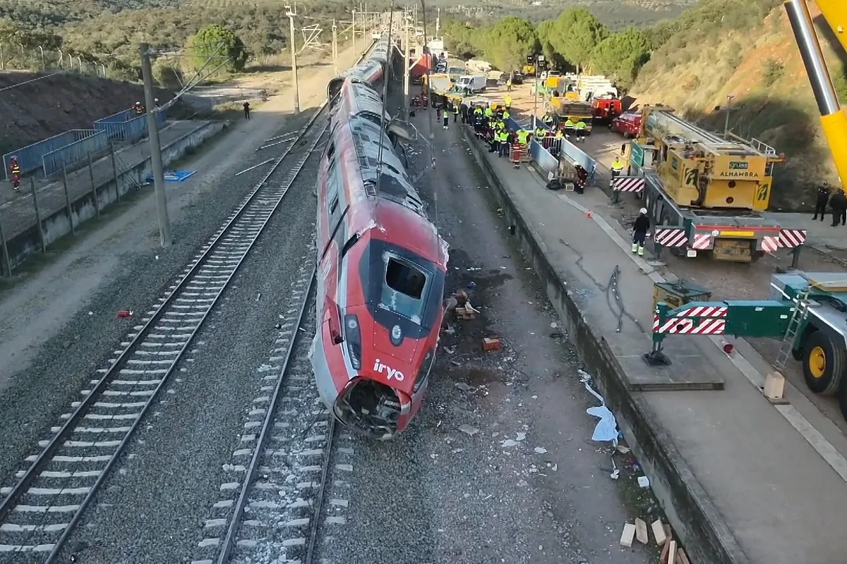 Un dron graba cómo se intenta retirar el Iryo que descarriló en el accidente de tren en Adamuz