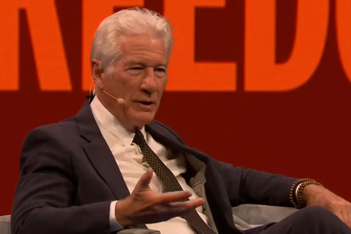 Richard Gere carga contra el "maníaco" de Trump y alerta de "una época oscura" en EEUU