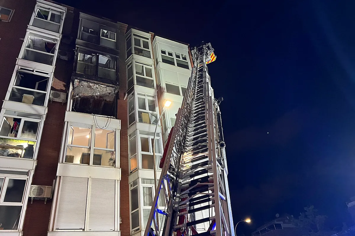 Tres personas afectadas por un aparatoso incendio de una vivienda en Ciudad Lineal