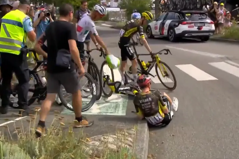 La fatalidad de Vingegaard: abandona el Tour tras un dura caída antes de Plateau de Solaison