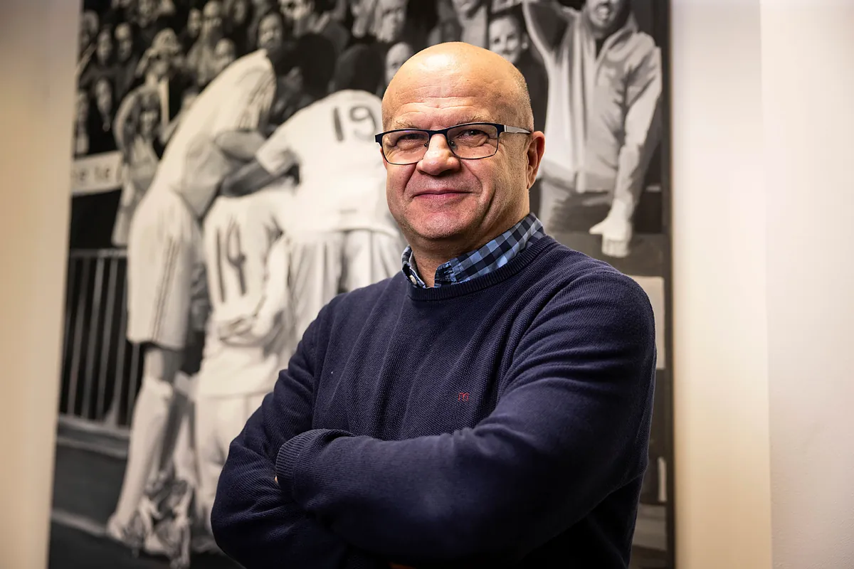 El periodista que mira hacia su sexto Mundial y mezcla fútbol, política y aroma soviético en sus novelas: "Tuve miedo y alguna duda porque parecía que humanizaba a Stalin"