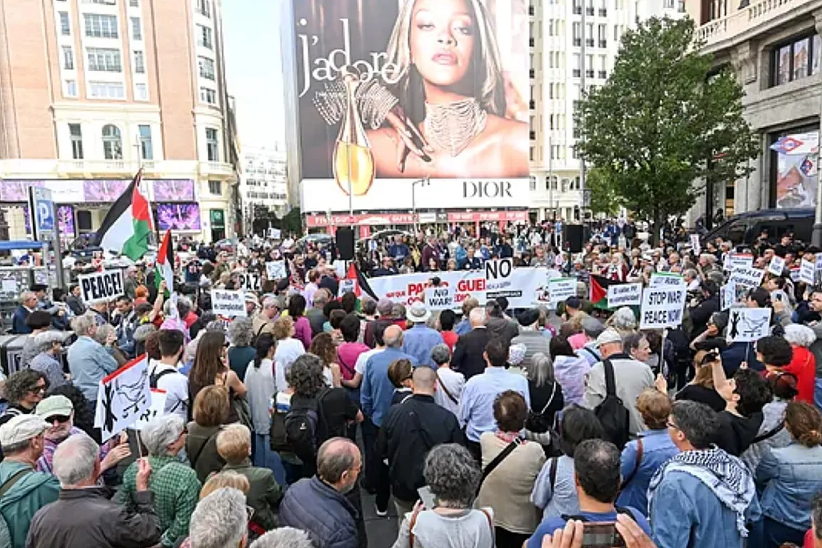 Cientos de personas claman 'No a la guerra' en el centro de Madrid
