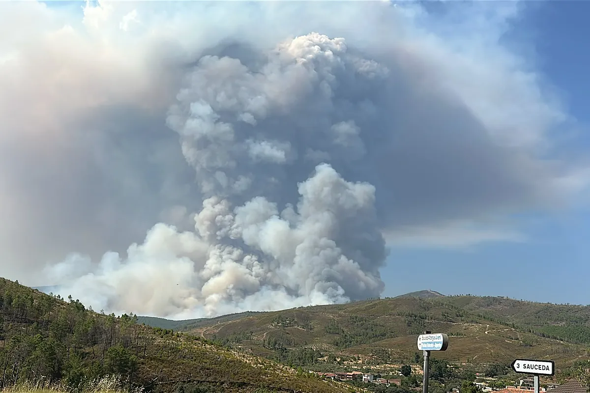 El incendio de Las Hurdes arrasa 1.600 hectáreas, aunque la situación ha mejorado durante la noche