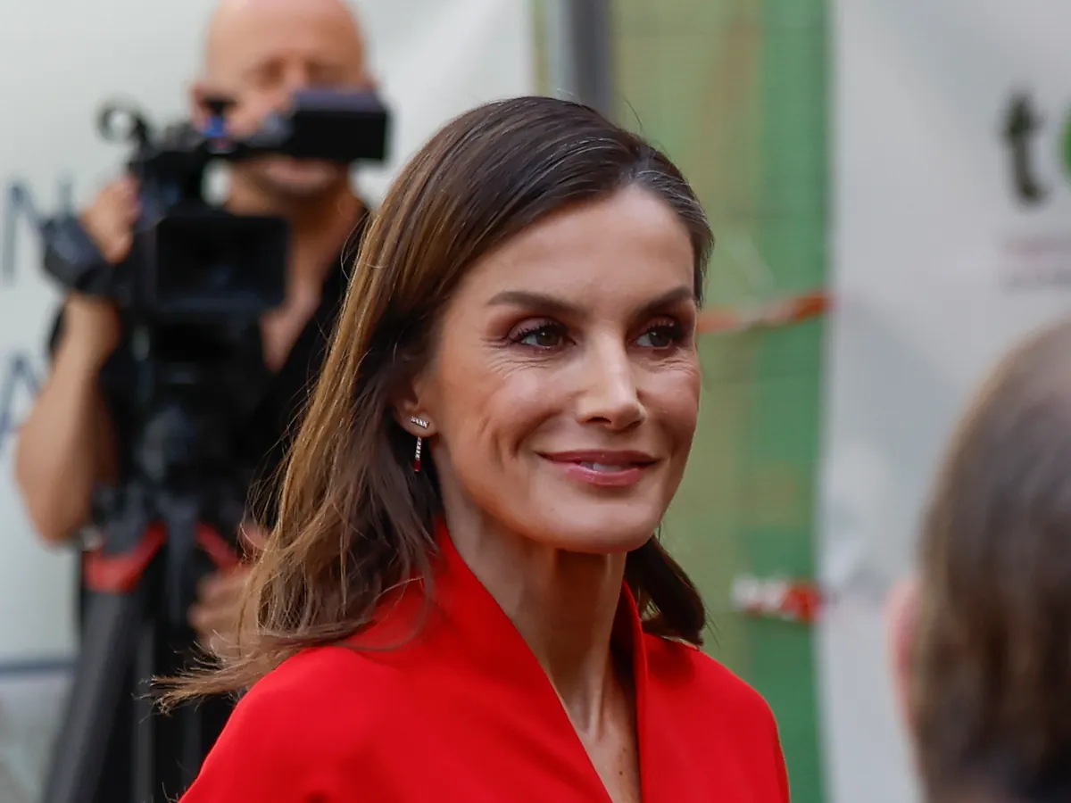 La Reina Letizia estrena un vestido rojo de Sybilla y presume de melena larga... y más brillante que nunca