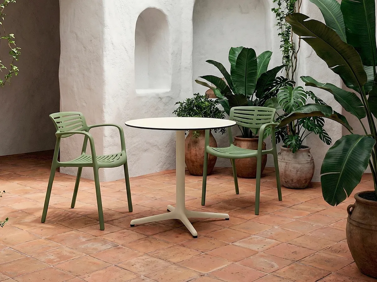 De humilde asiento de bar a pieza de diseño viral en las casas: qué tiene la silla Toledo que enamora por su comodidad y estilo
