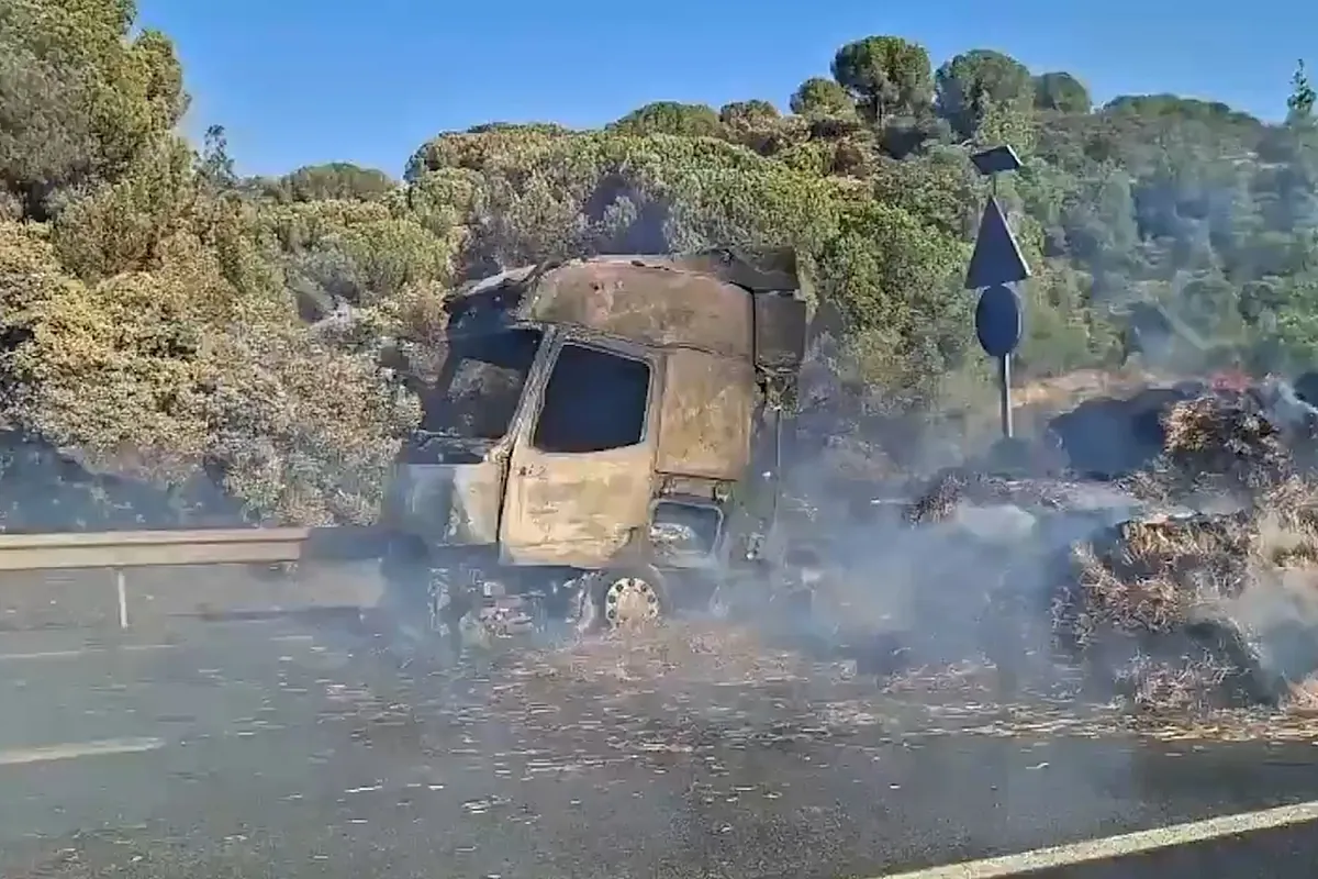 Así ha quedado el camión paja que originó el incendio forestal en Cerro Muriano (Córdoba)